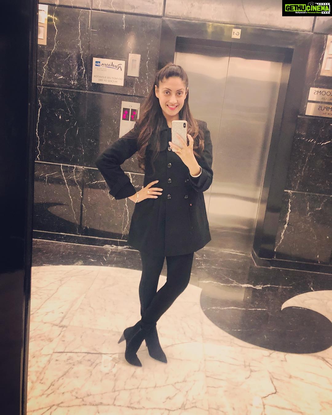 Gurleen Chopra Instagram - May this new year all your dreams turn into reality & all your efforts into great achievements! let’s start this new year with lots of positivity & love for everyone .... love you all 💖 GC Radisson Blu Hotel New Delhi Paschim Vihar