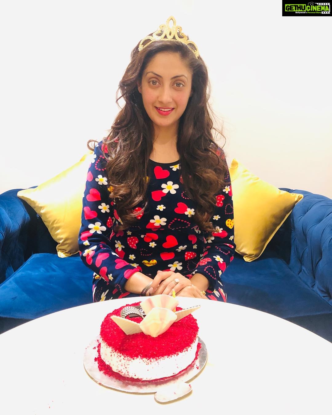 Gurleen Chopra Instagram - On this day A QUEEN was born 👑 happy bday to me 😊 thankyou baba ji for everything 🙏🏻🙏🏻 Radisson Chandigarh Zirakpur