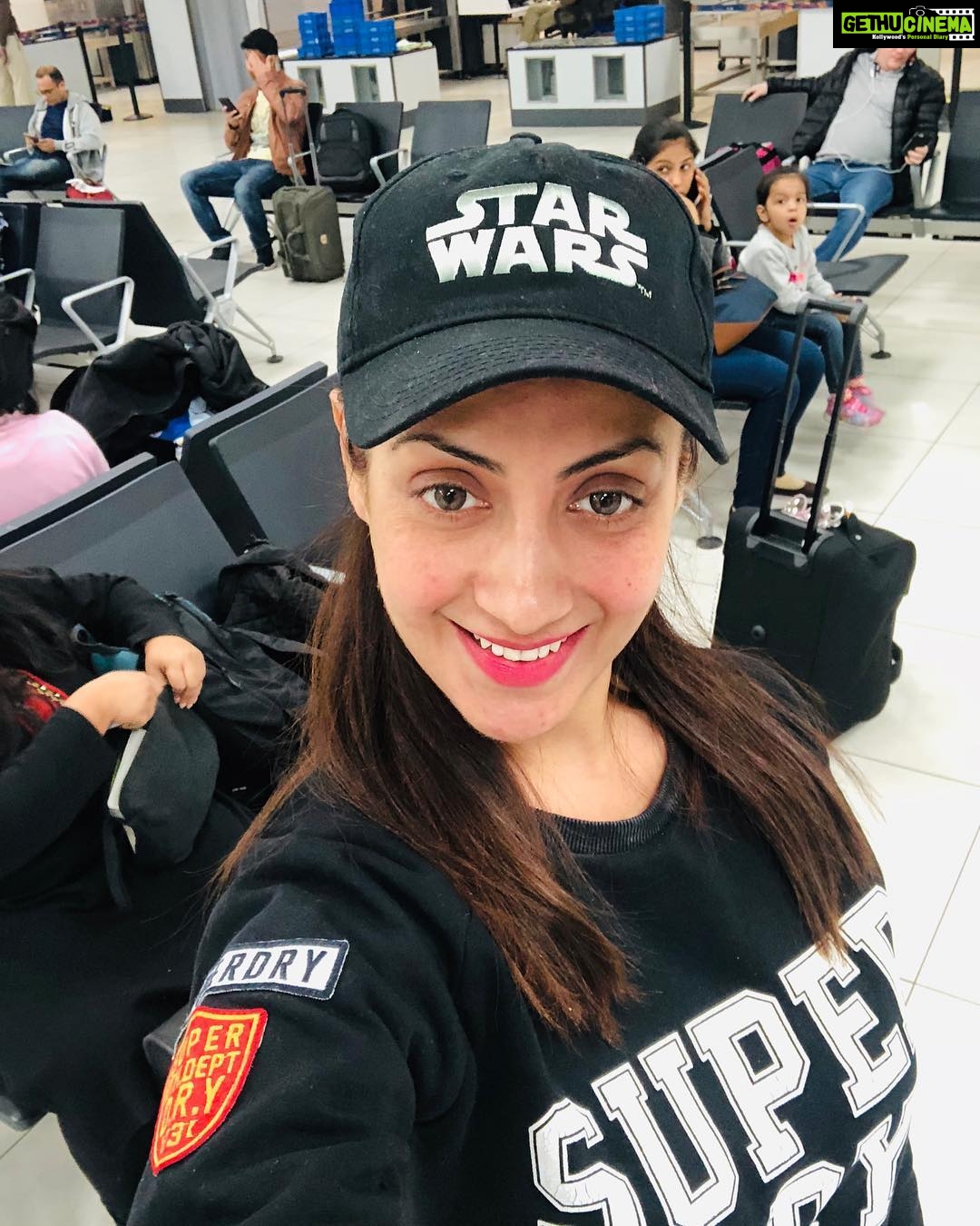 Gurleen Chopra Instagram - Flying to mumbaiiiiiiiiii ✈️✈️✈️✈️✈️ IGI InternationalAirport T2Terminal