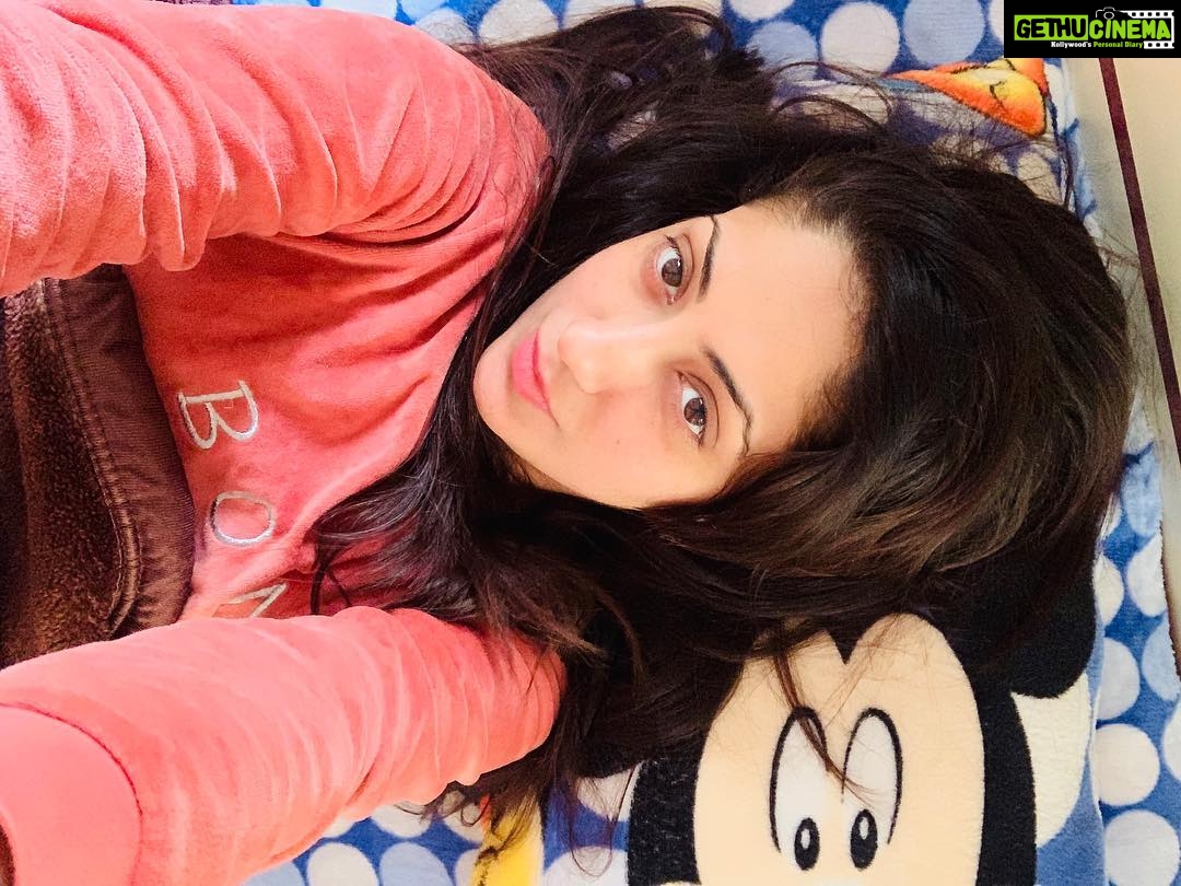 Gurleen Chopra Instagram - Aye hai hum jahan mein tumhare liye, Hain tumhare liye he hamari ankhen.....early mng selfie,,no makeup’s,, nofilters,,love u all...GC.....#happysunday #loveyourself #lazysunday #newlifestyle #peaceofmind