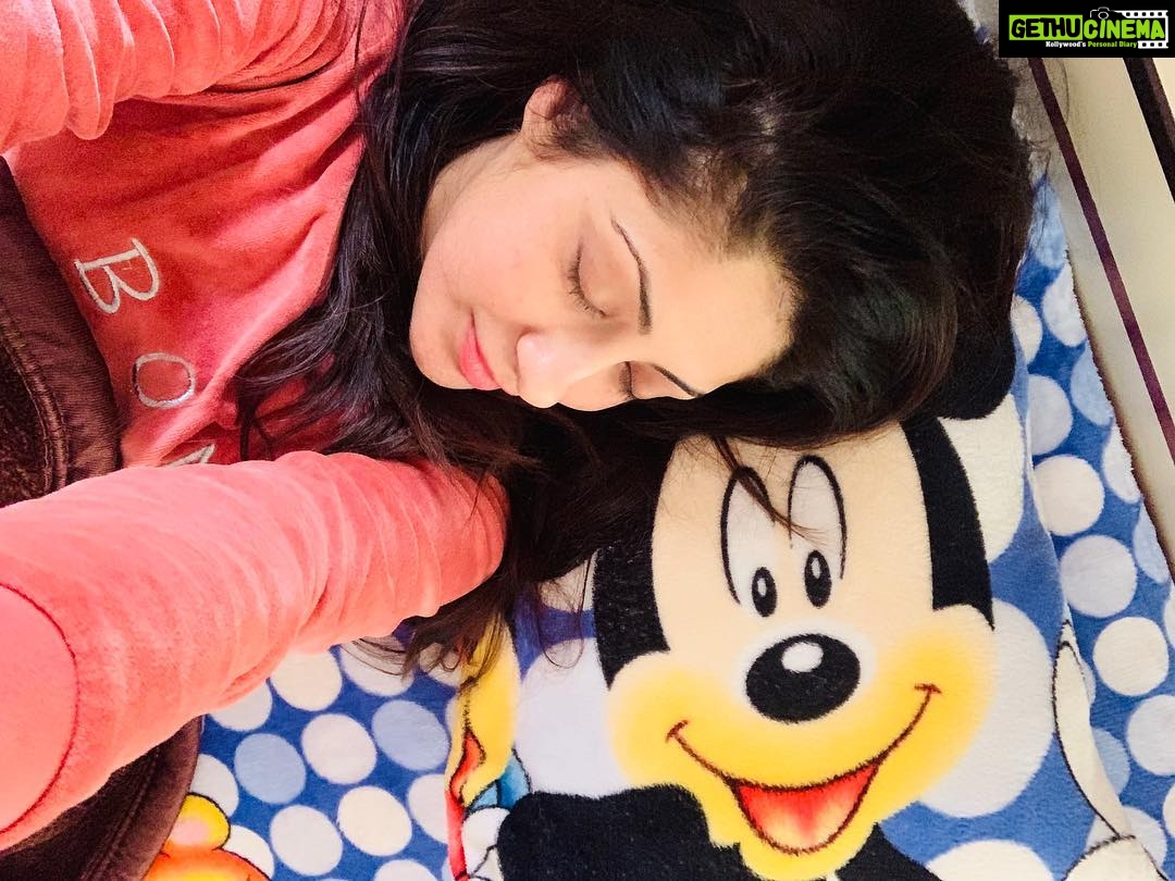 Gurleen Chopra Instagram - Aye hai hum jahan mein tumhare liye, Hain tumhare liye he hamari ankhen.....early mng selfie,,no makeup’s,, nofilters,,love u all...GC.....#happysunday #loveyourself #lazysunday #newlifestyle #peaceofmind