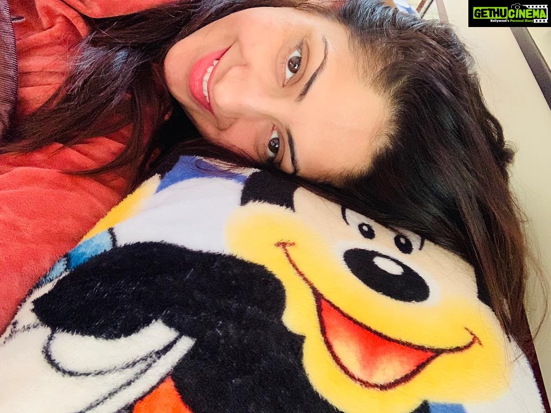 Gurleen Chopra Instagram - Aye hai hum jahan mein tumhare liye, Hain tumhare liye he hamari ankhen.....early mng selfie,,no makeup’s,, nofilters,,love u all...GC.....#happysunday #loveyourself #lazysunday #newlifestyle #peaceofmind