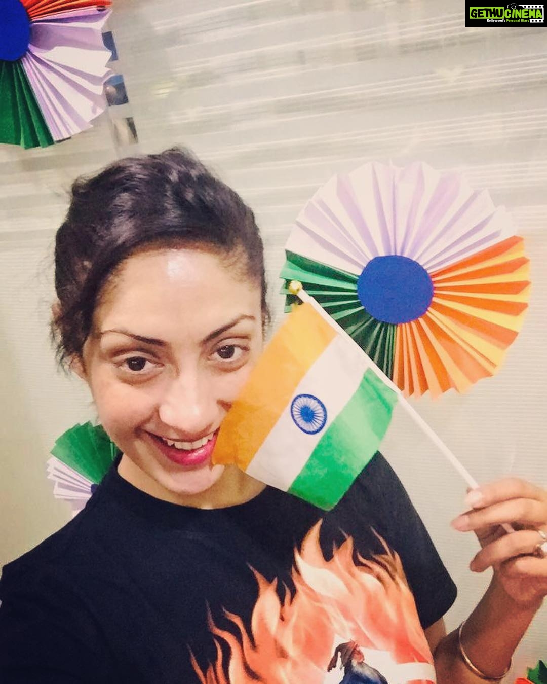 Gurleen Chopra Instagram - Our life is full of colours, I hope this 26th January will add more colours to your life. HAPPY REPUBLIC DAY 🇮🇳 Waves Gym
