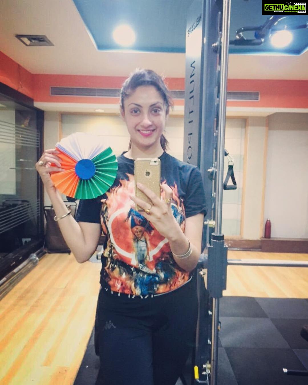Gurleen Chopra Instagram - Our life is full of colours, I hope this 26th January will add more colours to your life. HAPPY REPUBLIC DAY 🇮🇳 Waves Gym