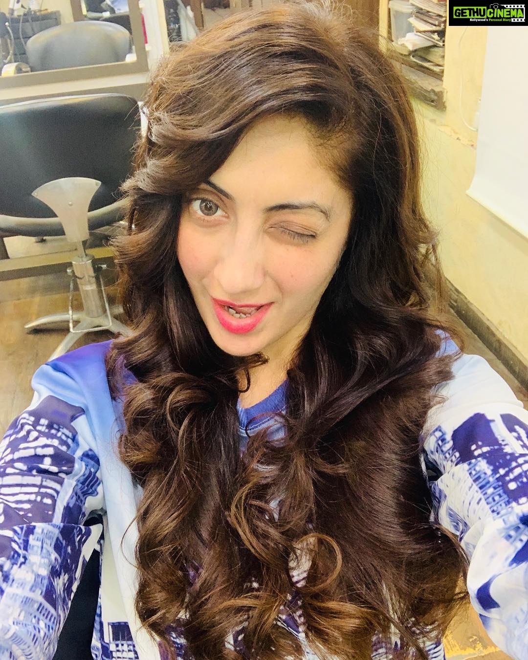 Gurleen Chopra Instagram - A woman who cuts her hair is about to change her life.....thx Shano u r a wonderful gal,, May Baba ji gives u all the happiness of this world...#newhaircut #newmovie #newlook @shanohanspal11 Hakim's Aalim Hair 'N' Tattoo Lounge