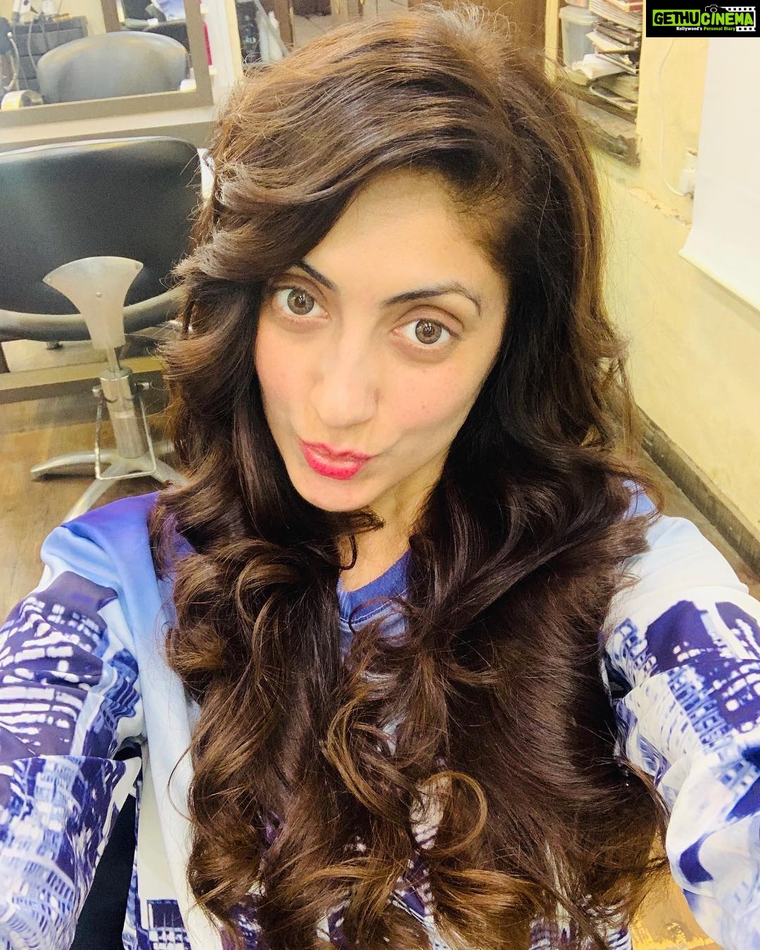 Gurleen Chopra Instagram - A woman who cuts her hair is about to change her life.....thx Shano u r a wonderful gal,, May Baba ji gives u all the happiness of this world...#newhaircut #newmovie #newlook @shanohanspal11 Hakim's Aalim Hair 'N' Tattoo Lounge