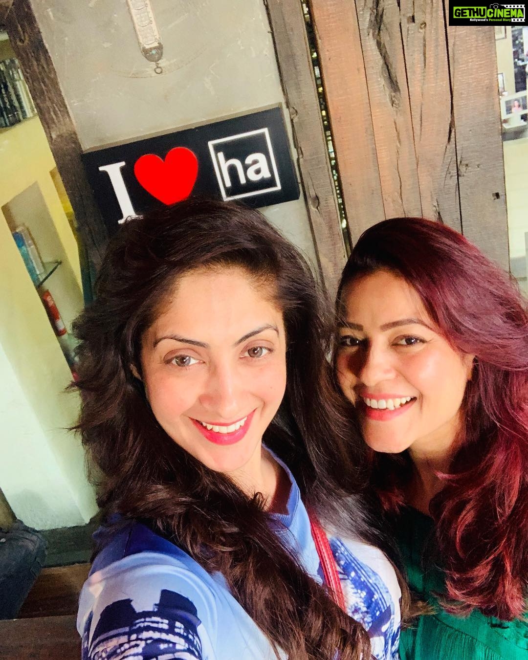 Gurleen Chopra Instagram - A woman who cuts her hair is about to change her life.....thx Shano u r a wonderful gal,, May Baba ji gives u all the happiness of this world...#newhaircut #newmovie #newlook @shanohanspal11 Hakim's Aalim Hair 'N' Tattoo Lounge