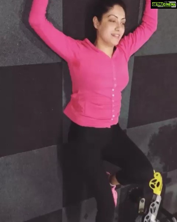 Gurleen Chopra Instagram - Core workout for my upcoming movie 10days target thx to my trainers #mondaymotivation #earlymorninggym #desigheefat #punjabichubbygirl have a great start of week.... Waves Gym