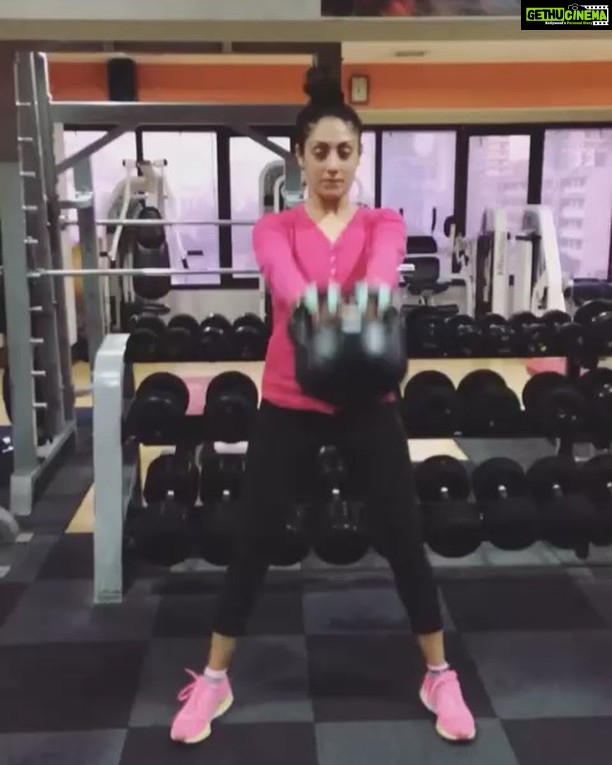 Gurleen Chopra Instagram - Core workout for my upcoming movie 10days target thx to my trainers #mondaymotivation #earlymorninggym #desigheefat #punjabichubbygirl have a great start of week.... Waves Gym