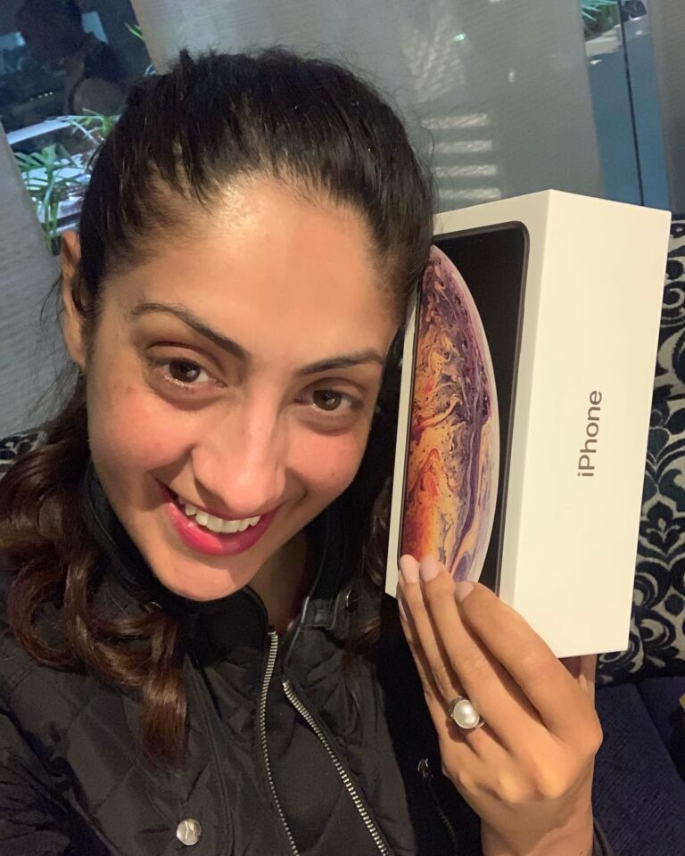 Gurleen Chopra Instagram - It feels so good when you pamper yourself with little indulgence in the new year....I did the same to myself with new IPH XS MAX.....😊 HELLO 2019 .....