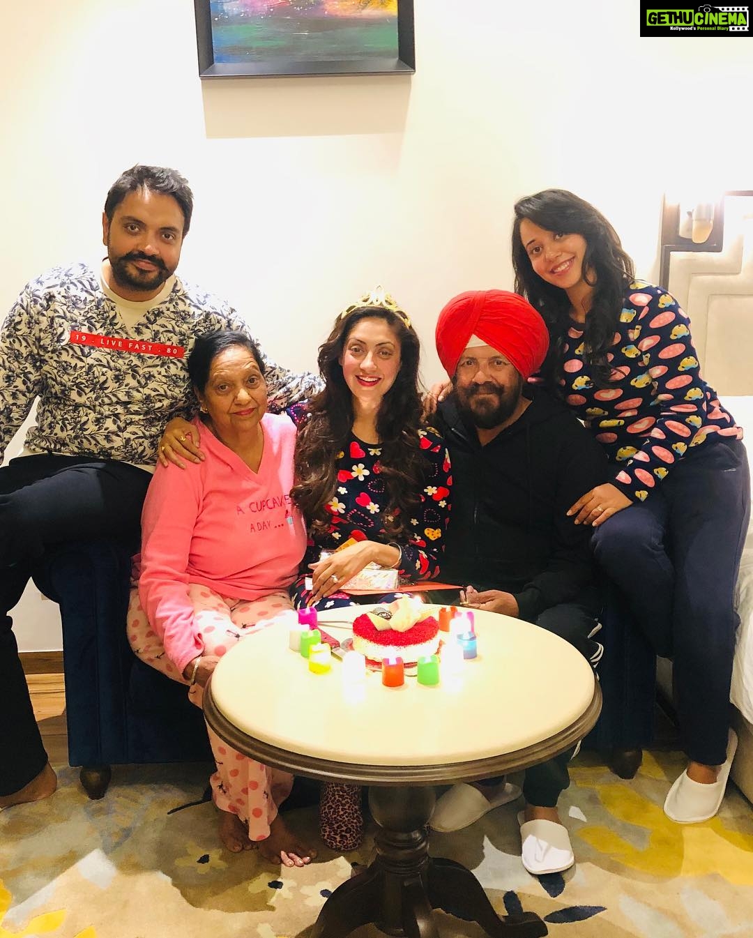 Gurleen Chopra Instagram - On this day A QUEEN was born 👑 happy bday to me 😊 thankyou baba ji for everything 🙏🏻🙏🏻 Radisson Chandigarh Zirakpur