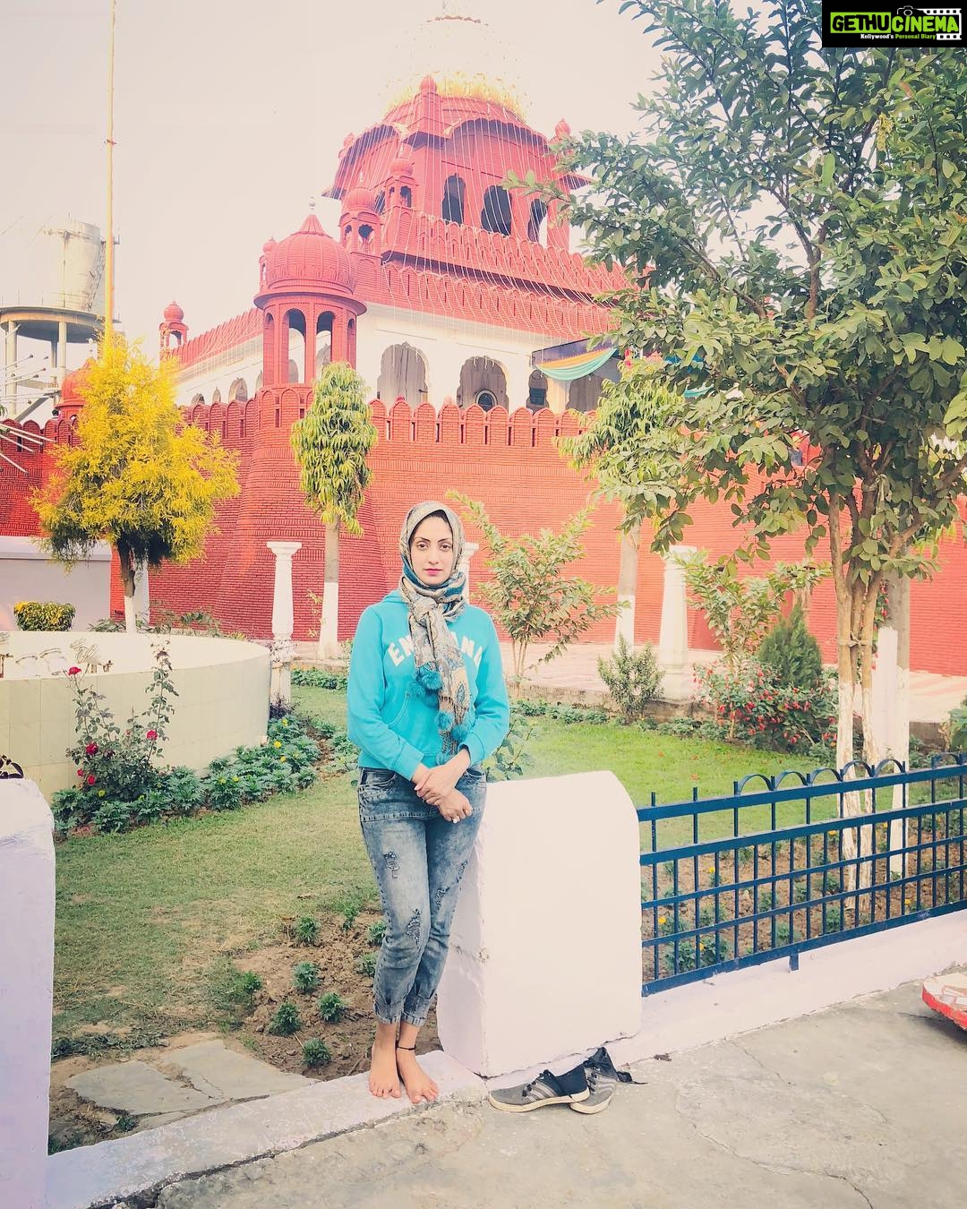 Gurleen Chopra Instagram - Dhan jigra kalgiyaan vale da, putt chaar dharam to vaar Geya 🙏🏻 Gurudwara Sri Fatehgarh Sahib