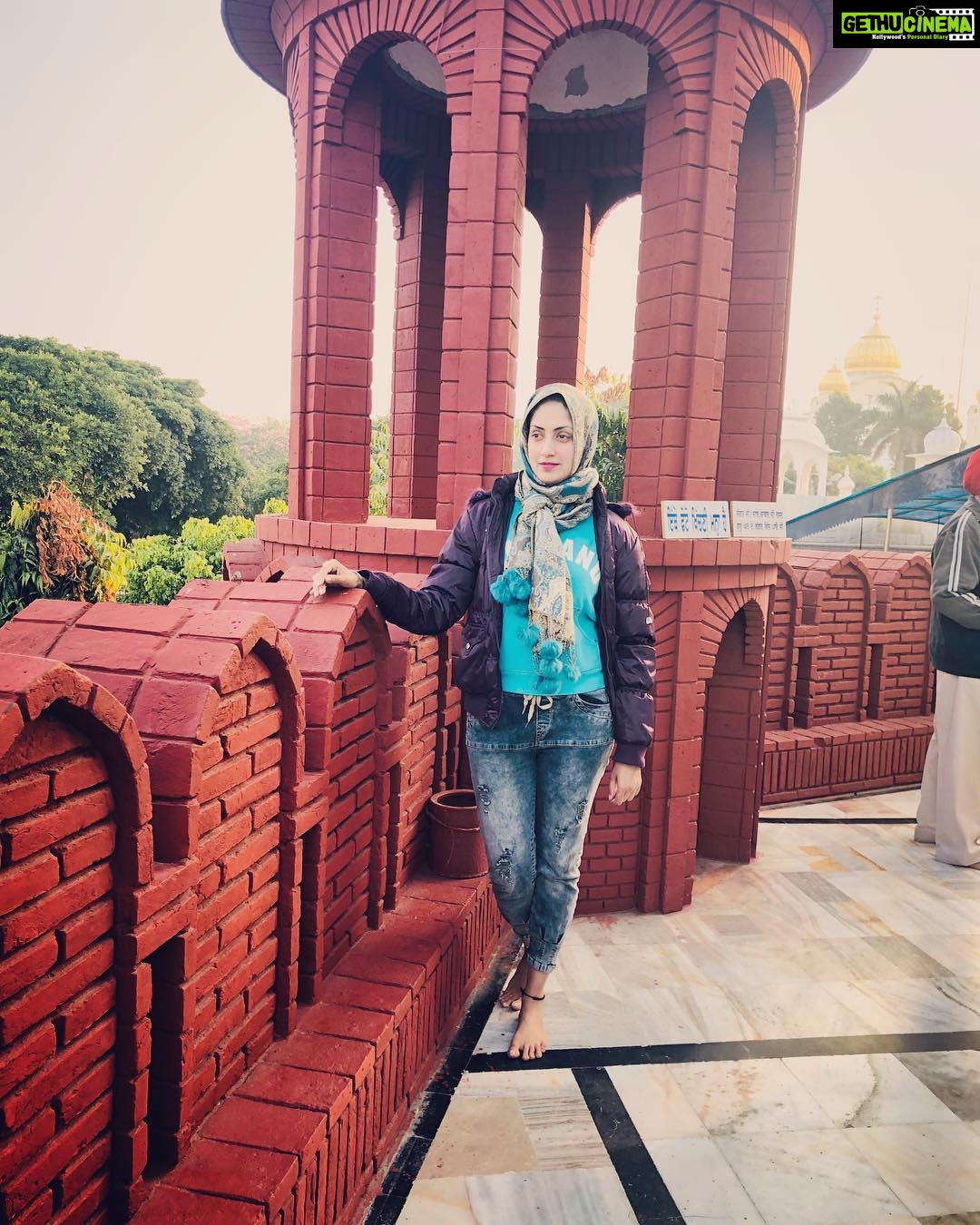Gurleen Chopra Instagram - Dhan jigra kalgiyaan vale da, putt chaar dharam to vaar Geya 🙏🏻 Gurudwara Sri Fatehgarh Sahib