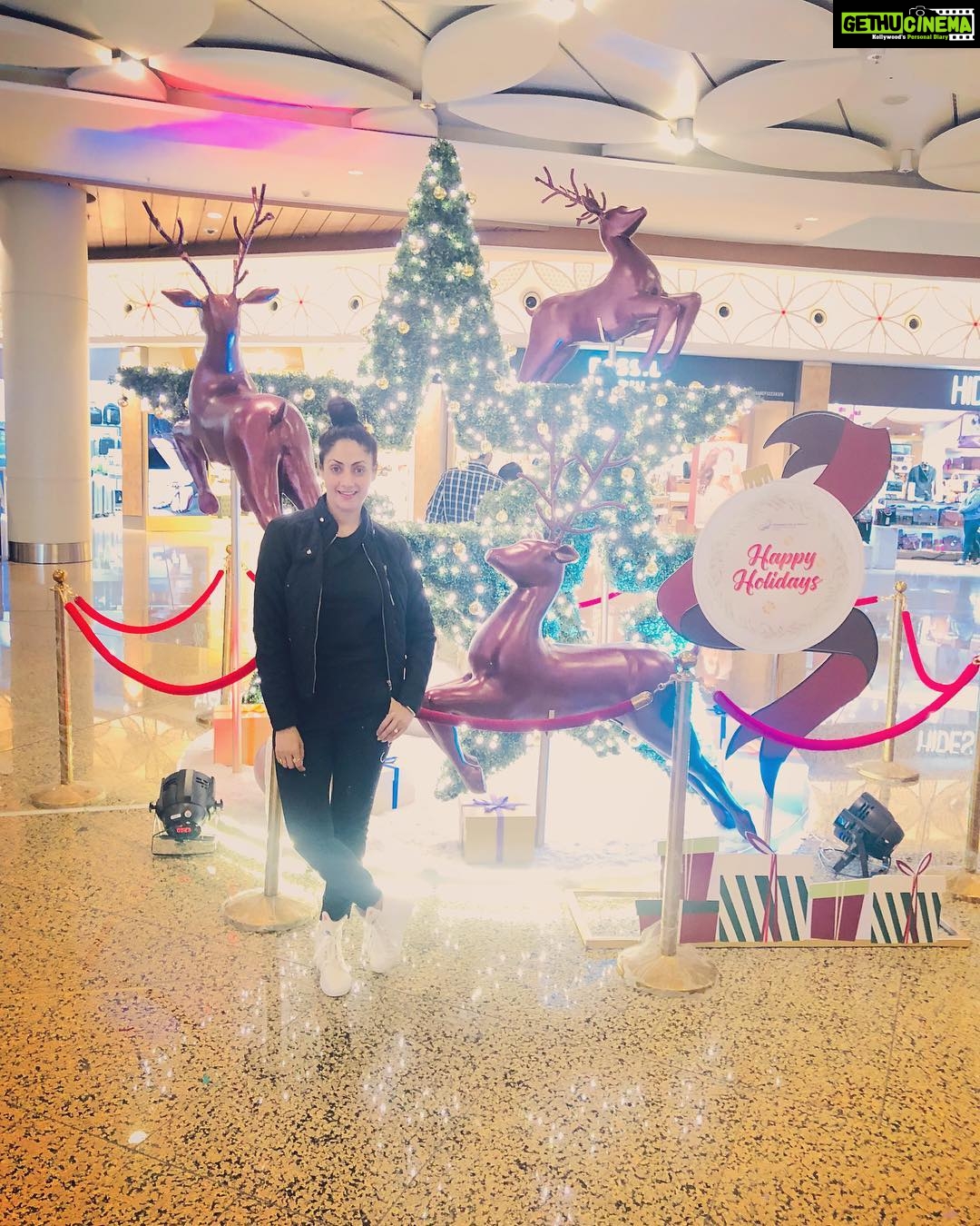 Gurleen Chopra Instagram - May jesus be the light of your Christmas celebration MERRY CHRISTMAS 🎄 Terminal 2 Chatrapati Shivaji Terminal Mumbai