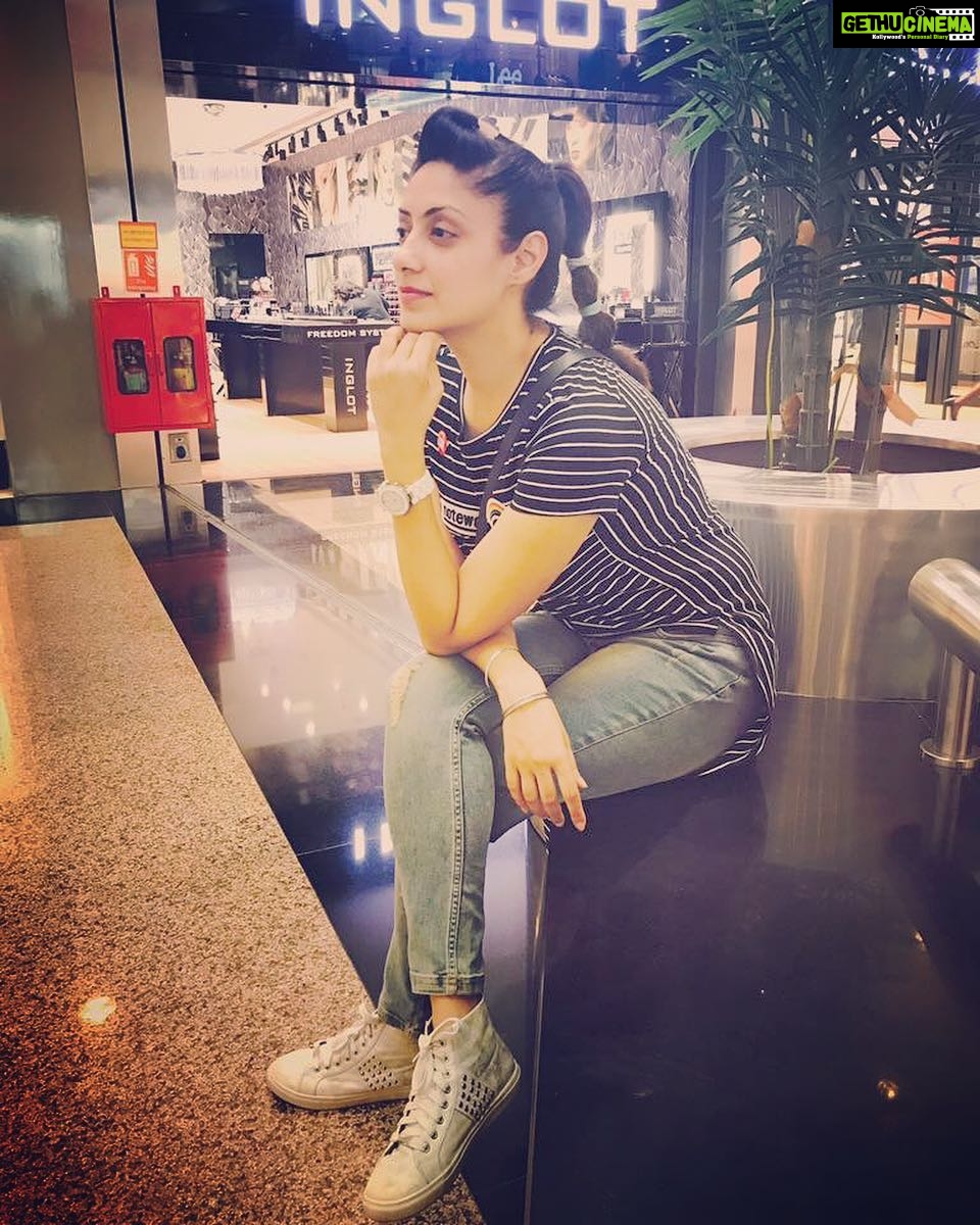 Gurleen Chopra Instagram - I am multitasking... I can listen, ignore and forget at the same time ..... (enjoy ur Sunday ) Infiniti Mall