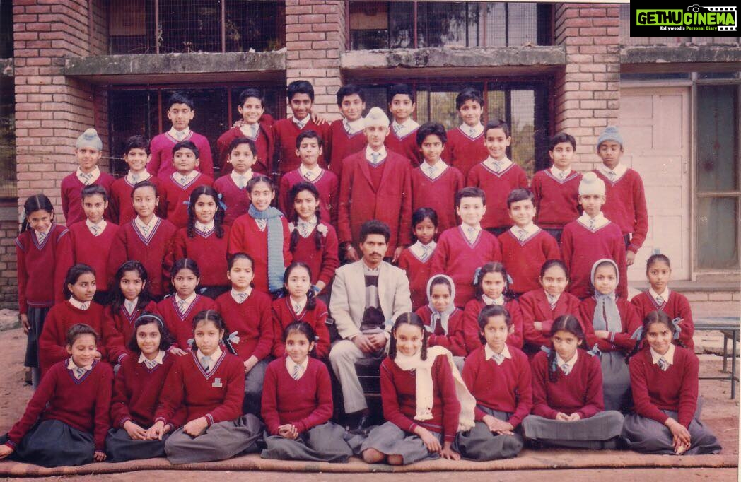 Gurleen Chopra Instagram - The two best days of school, the first and the last. Really miss my school days ( happy teacher,s day ) can somebody guess where I am I’m dis school pic ?