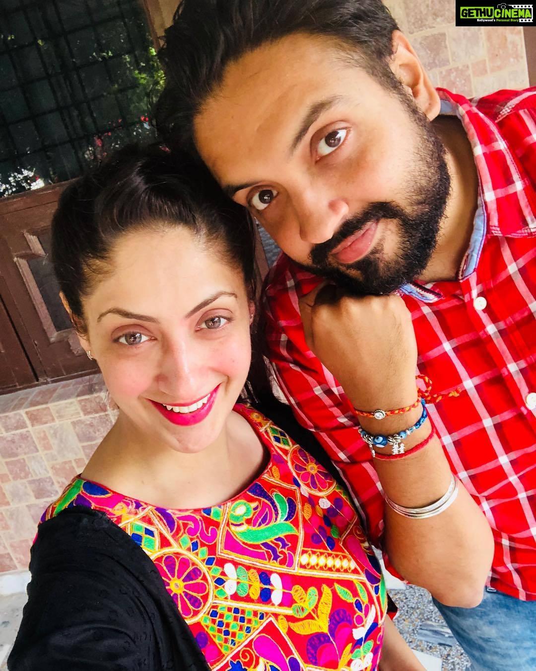 Gurleen Chopra Instagram - Bhena naal jag utte rishtey dariya hundia ne, veera naal jagg utte sardariya hundia ne ( happy rakhri everyone )