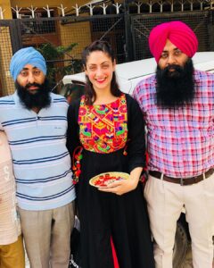 Gurleen Chopra Instagram - Bhena naal jag utte rishtey dariya hundia ne, veera naal jagg utte sardariya hundia ne ( happy rakhri everyone )