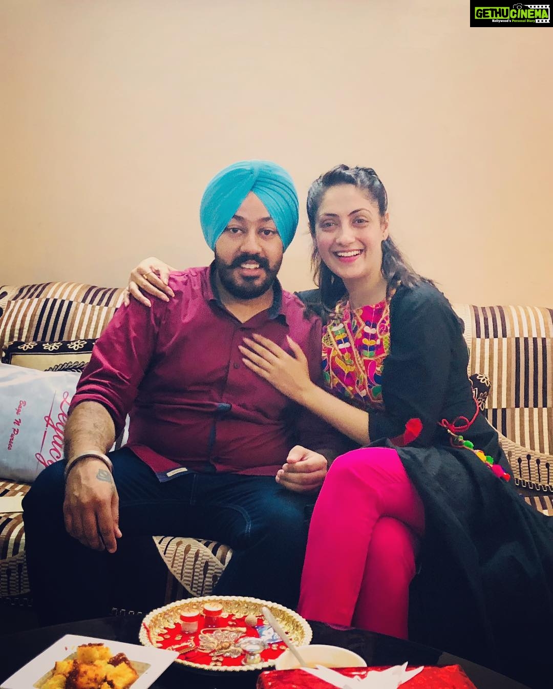 Gurleen Chopra Instagram - Bhena naal jag utte rishtey dariya hundia ne, veera naal jagg utte sardariya hundia ne ( happy rakhri everyone )