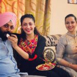 Gurleen Chopra Instagram - Bhena naal jag utte rishtey dariya hundia ne, veera naal jagg utte sardariya hundia ne ( happy rakhri everyone )
