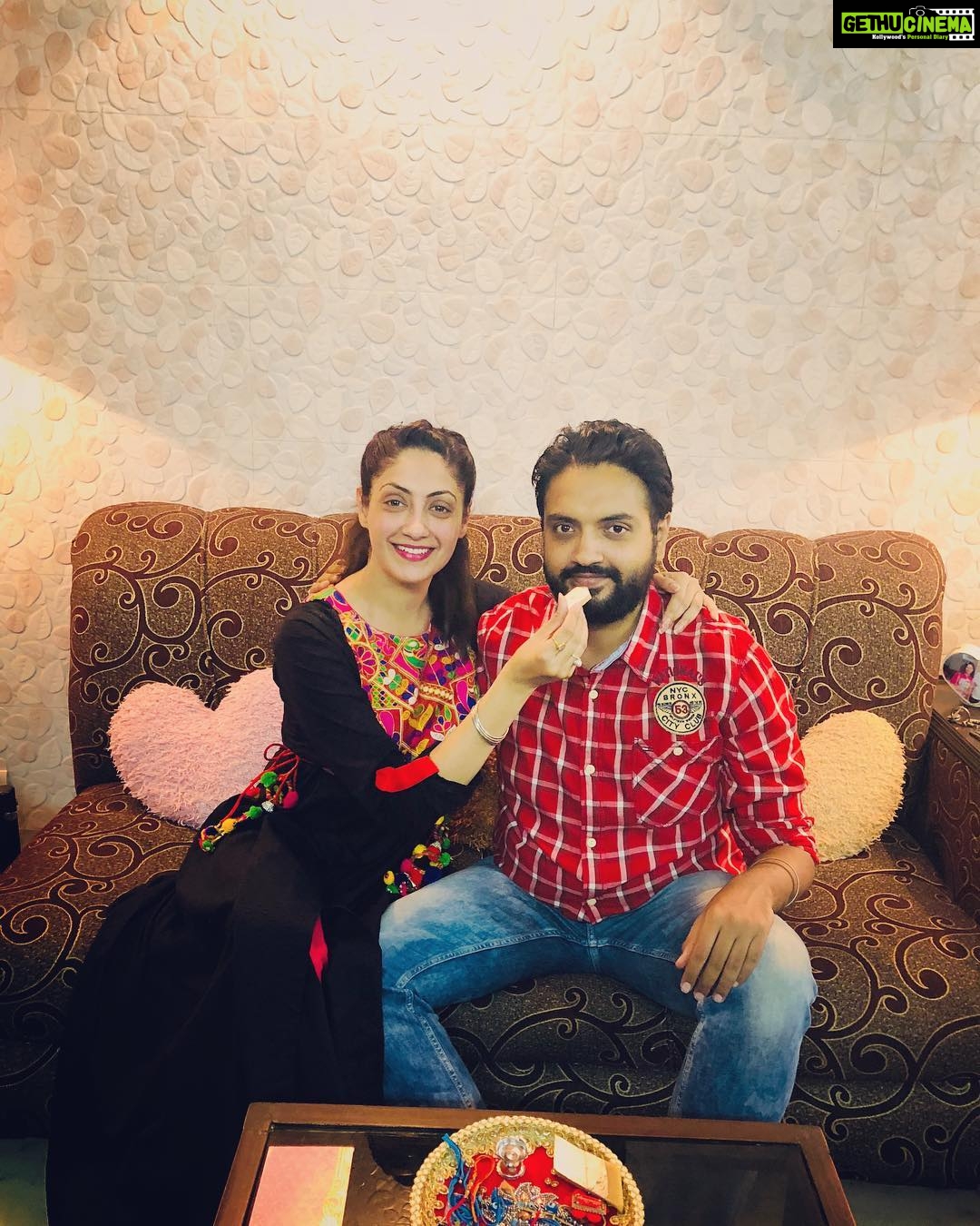 Gurleen Chopra Instagram - Bhena naal jag utte rishtey dariya hundia ne, veera naal jagg utte sardariya hundia ne ( happy rakhri everyone )