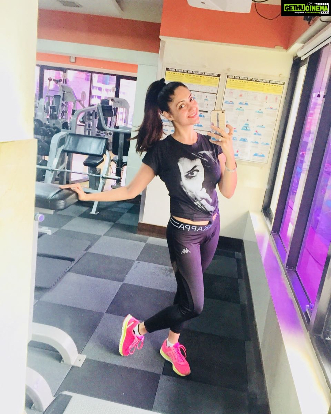 Gurleen Chopra Instagram - Without self-discipline, Success is impossible... ( Sunday early mng gym )