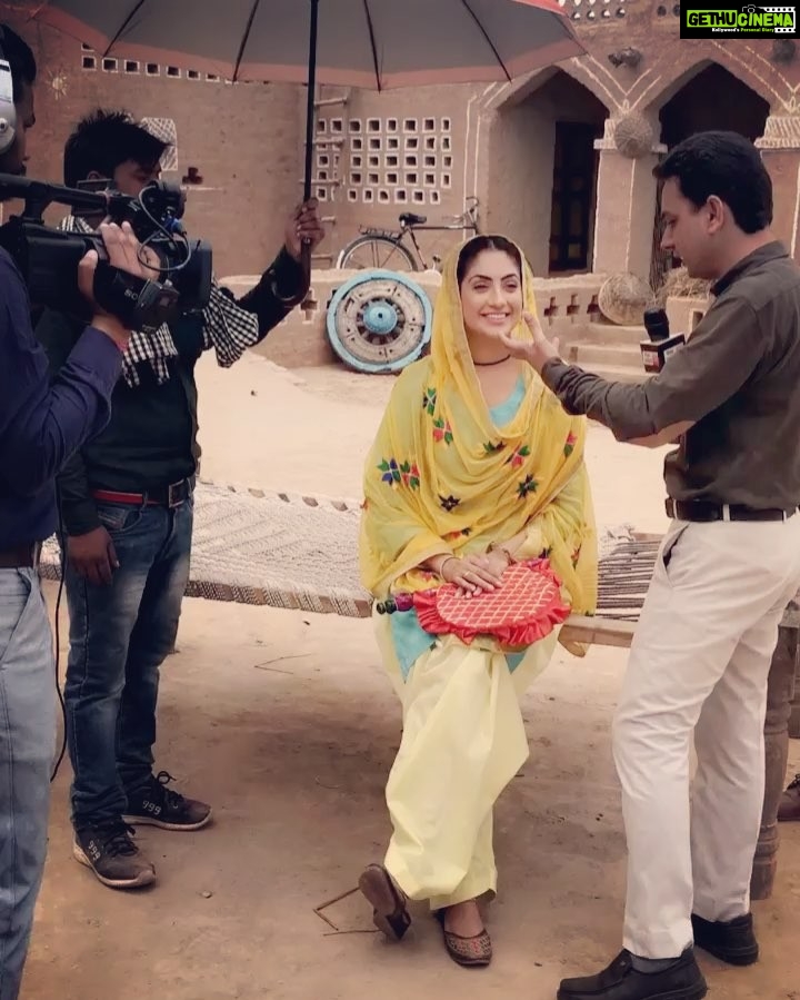 Gurleen Chopra Instagram - Rangi gayi ( HEER) song world wide premiere on 16th July on ptc #lakhwinderwadaliofficial #parmodsharmarana_director #tseries Punjab (region)