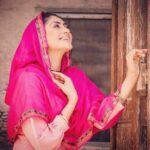 Gurleen Chopra Instagram - Choori le k teri heer tainu labhdi akheer, takhat hazaare kade jhangi gayi sohniya... Ishq tere de vich Rangi Gayi sohniya #tseries #lakhwinderwadaliofficial #parmodsharmarana_director