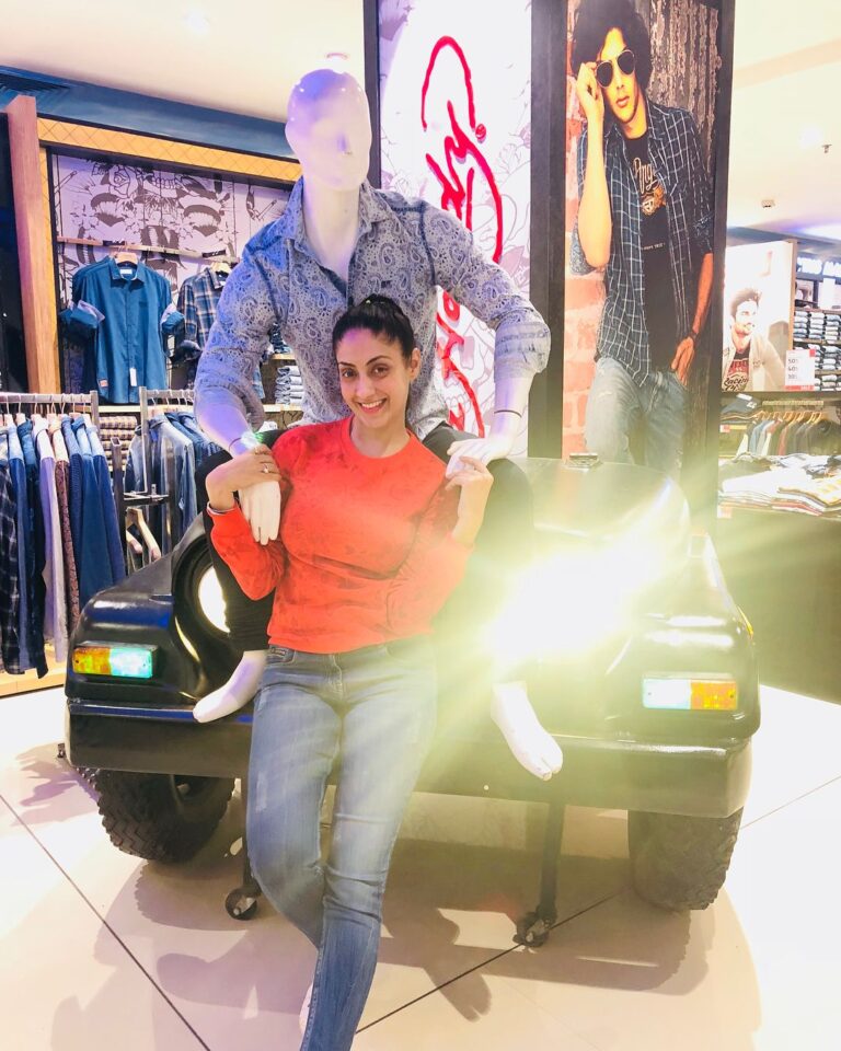 Gurleen Chopra Instagram - Hi Guys .....the face of this faceless (my soulmate ) will be revealed to you very soon...stay tuned .....😘😘 Phoenix Mall, Lower Parel, Mumbai