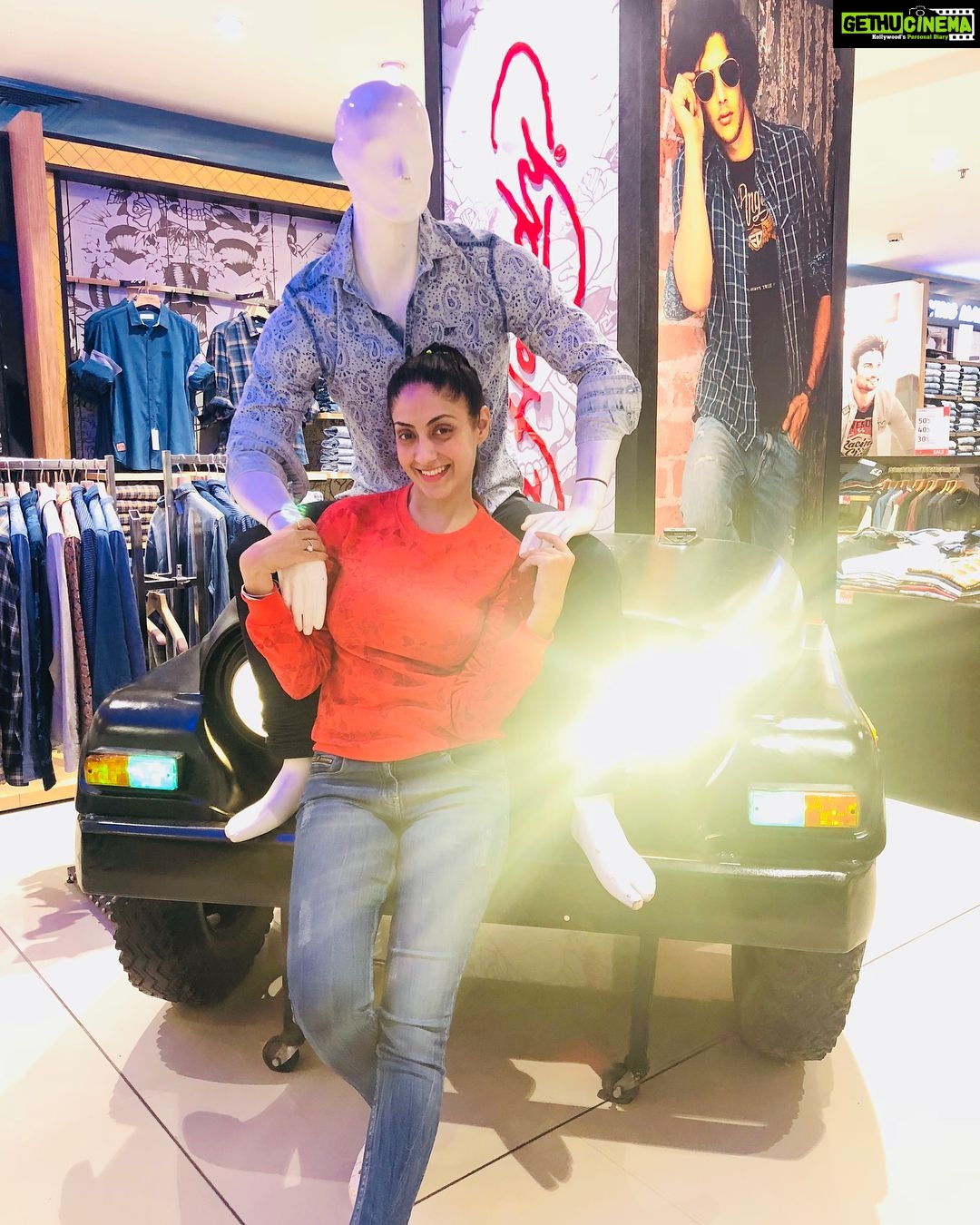 Gurleen Chopra Instagram - Hi Guys .....the face of this faceless (my soulmate ) will be revealed to you very soon...stay tuned .....😘😘 Phoenix Mall, Lower Parel, Mumbai