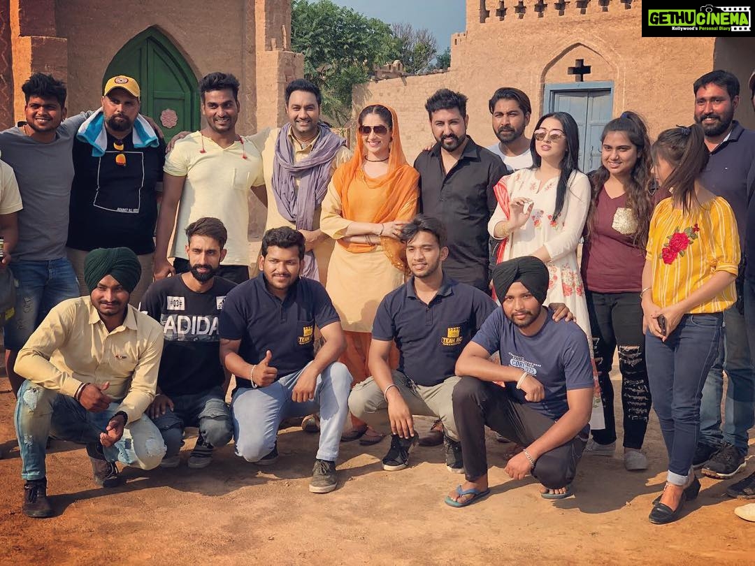 Gurleen Chopra Instagram - With entire team of Rangi gayi song bahut vadhiya laga rana ji di direction ch kam kar k & Lakhwinder ji varge hero nal #lakhwinderwadaliofficial #parmodsharmarana_director #surbhimahendru #tseries 9 days to go