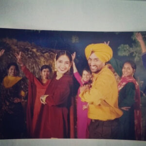 Gurleen Chopra Instagram - Mera bachpan with legend Surjit bindrakhia ji 🙏🏻🙏🏻🙏🏻🙏🏻🙏🏻 pta nahi kithe bachpan chala gya te ohde nal ohdia mithia yaadan 😌😌na bachpan Vapis auna te na oh purana waqt . Thankyou soo much mainu bachpan to le k Hun tak ehna pyar den lai. 🙏🏻🙏🏻🙏🏻🙏🏻🙏🏻🙏🏻
