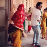 Gurleen Chopra Instagram - Learning dance steps during Rangi gayi song shoot ( HEER ) #lakhwinderwadaliofficial #parmodsharmarana_director #tseries realising on 16th July all over. Mumbai, Maharashtra