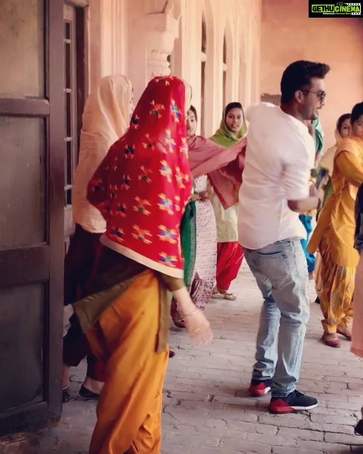Gurleen Chopra Instagram - Learning dance steps during Rangi gayi song shoot ( HEER ) #lakhwinderwadaliofficial #parmodsharmarana_director #tseries realising on 16th July all over. Mumbai, Maharashtra