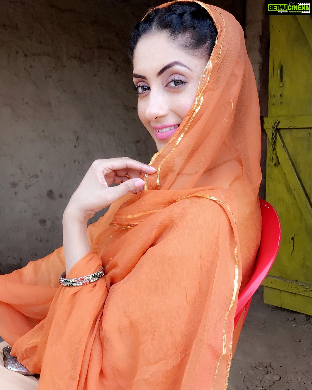 Gurleen Chopra Instagram - Tainu main duavaan vich mangi gayi sohnya ... Rangi Gayi song releasing today 11am ptc punjabi world wide #lakhwinderwadaliofficial #parmodsharmarana_director #tseries .....