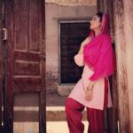 Gurleen Chopra Instagram - Choori le k teri heer tainu labhdi akheer, takhat hazaare kade jhangi gayi sohniya... Ishq tere de vich Rangi Gayi sohniya #tseries #lakhwinderwadaliofficial #parmodsharmarana_director