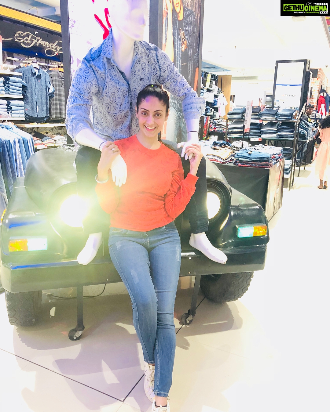 Gurleen Chopra Instagram - Hi Guys .....the face of this faceless (my soulmate ) will be revealed to you very soon...stay tuned .....😘😘 Phoenix Mall, Lower Parel, Mumbai