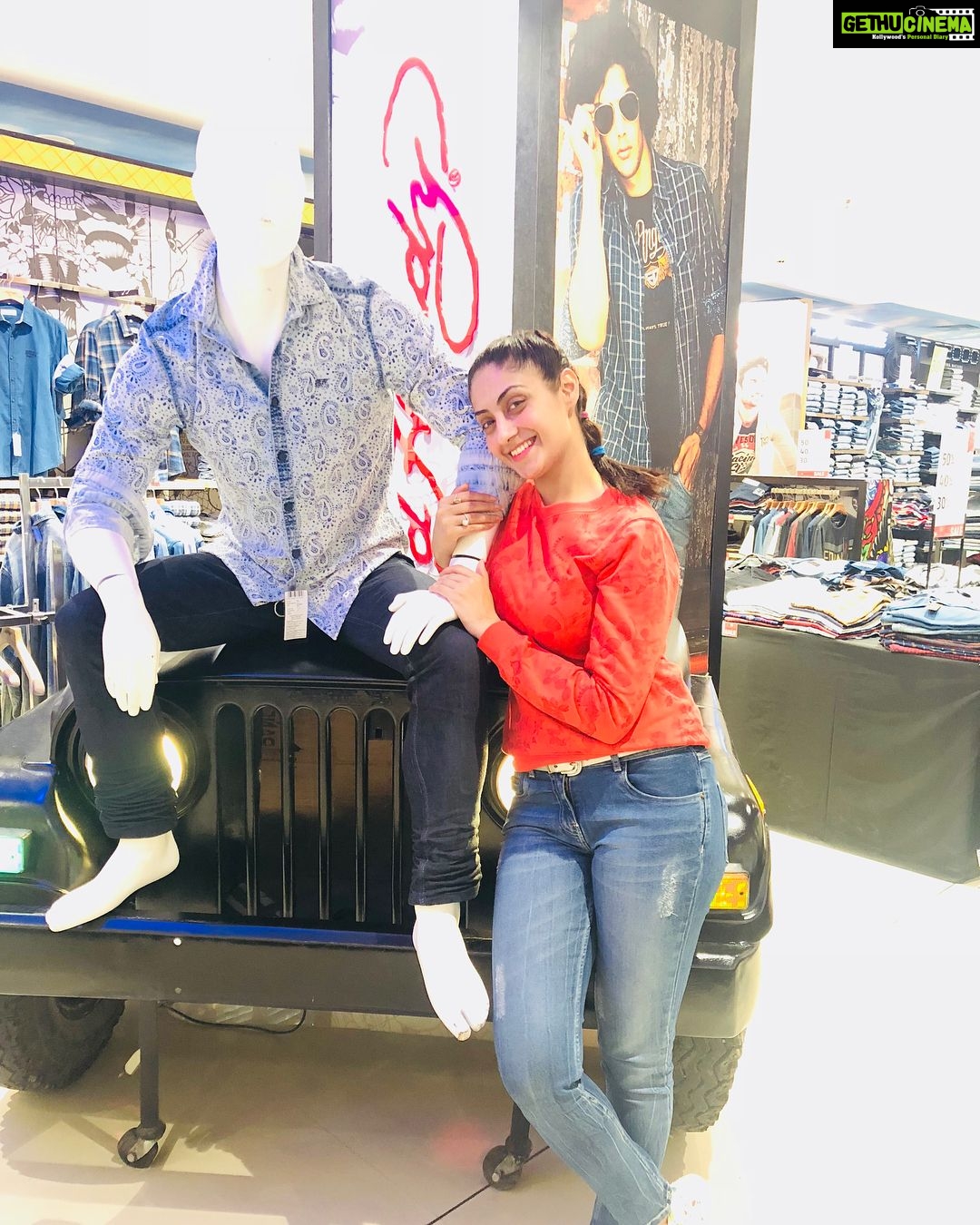 Gurleen Chopra Instagram - Hi Guys .....the face of this faceless (my soulmate ) will be revealed to you very soon...stay tuned .....😘😘 Phoenix Mall, Lower Parel, Mumbai