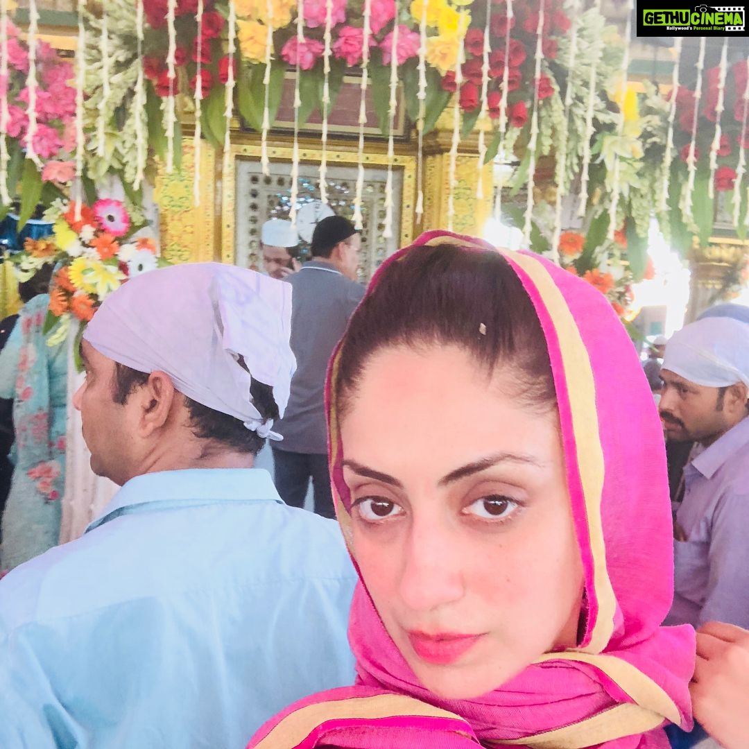 Gurleen Chopra Instagram - Ajj Mil ai apne rab se. ( bangla Sahib & hazrat Nizamuddin aulia Dargah) Delhi