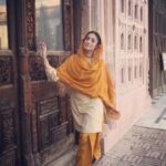Gurleen Chopra Instagram - Choori le ke Teri Heer tainu labhdi akheer HEER song#lakhwinderwadaliofficial #parmodsharmarana_director #tseries #surbhimahendru
