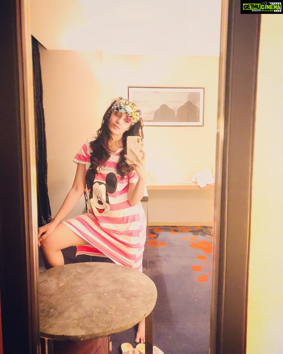 Gurleen Chopra Instagram - Gudnite my sweet world 🌎