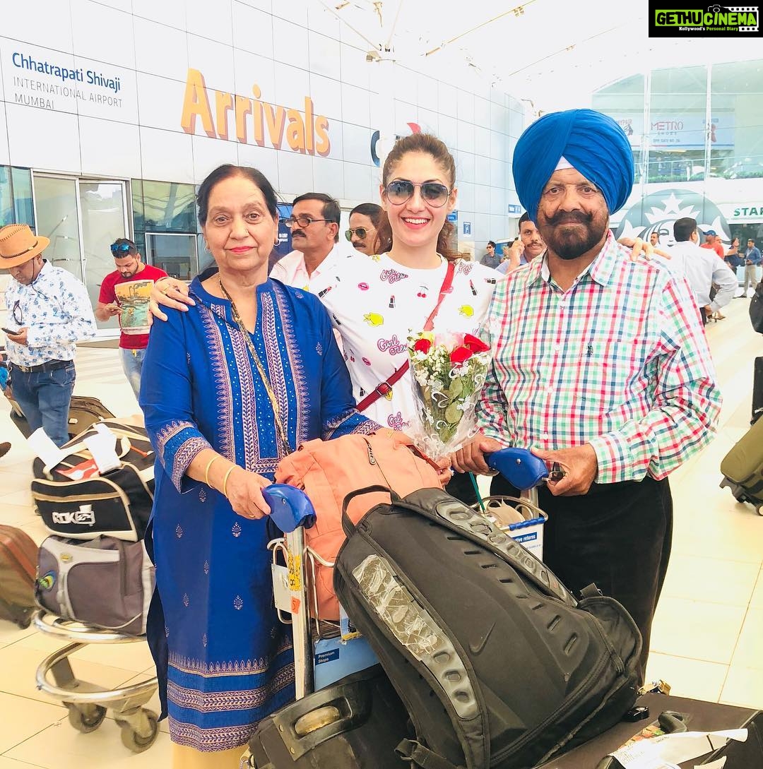Gurleen Chopra Instagram - Welcome to Mumbai 💐💐👨👩👧 Chhatrapati Shivaji Maharaj International Airport, Domestic Terminal Mumbai