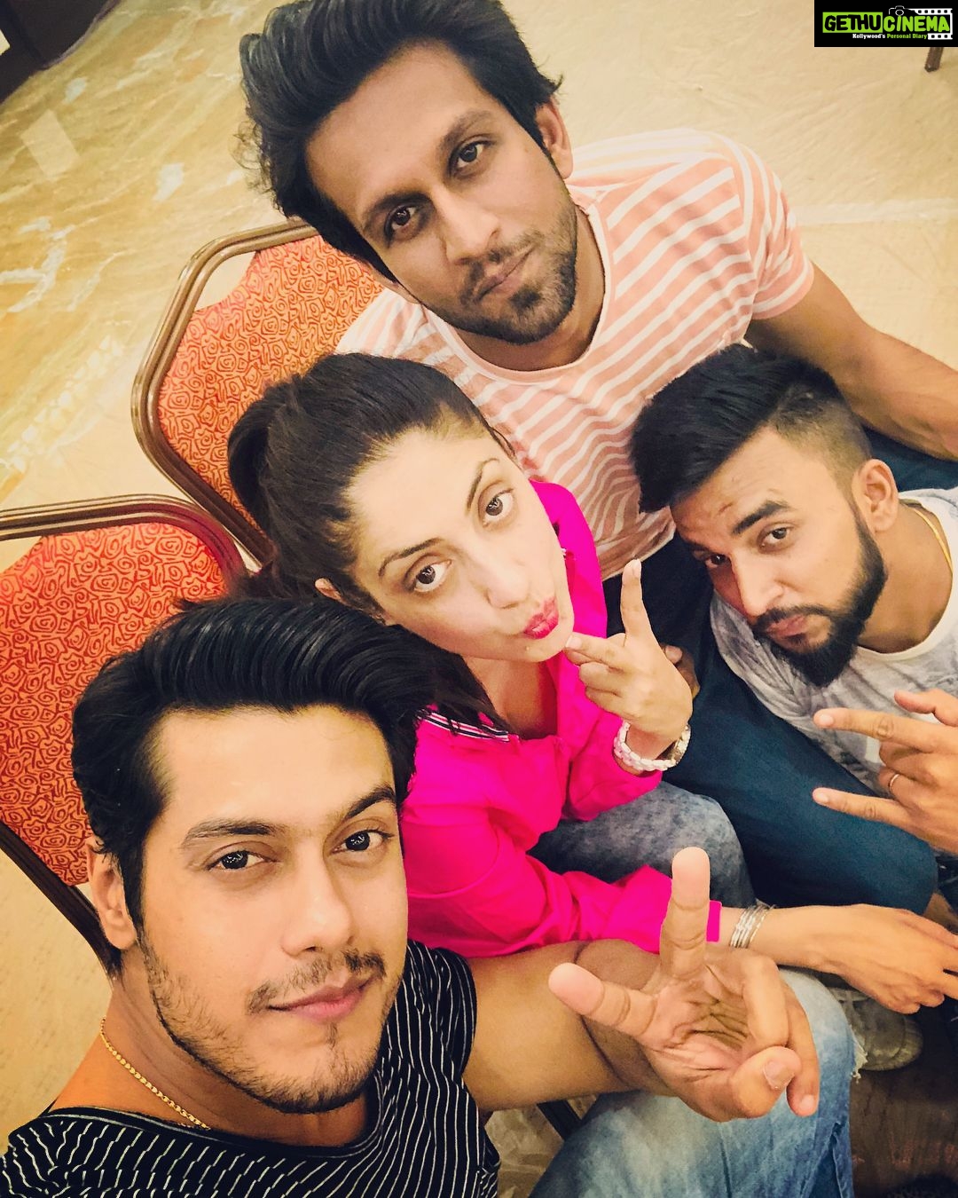 Gurleen Chopra Instagram - Having fun at the location#breakbetweenshots @mohitmadaanofficial @saurav_chakrabarti #bollywoodmovie Orbit99