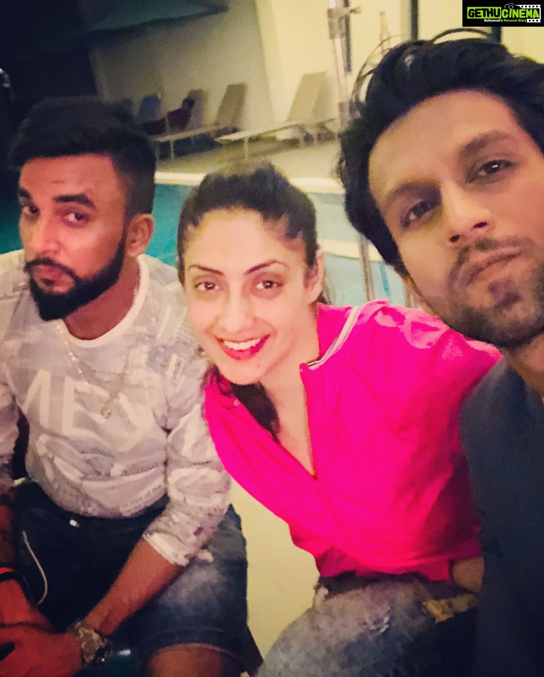 Gurleen Chopra Instagram - Having fun at the location#breakbetweenshots @mohitmadaanofficial @saurav_chakrabarti #bollywoodmovie Orbit99