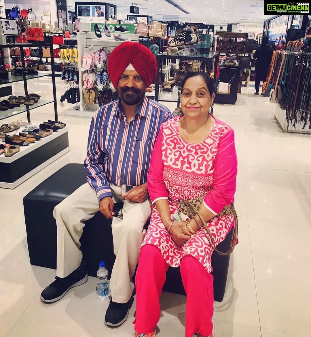 Gurleen Chopra Instagram - The biggest gift for you after your marriage was my BIRTH. The biggest gift for me after my BIRTH was PARENTS like YOU .. HAPPY ANNIVERSARY MOM DAD ππππΉπΉπΉπΉπΉππππππ·π·π·ππΌππΌππΌππΌπππππ