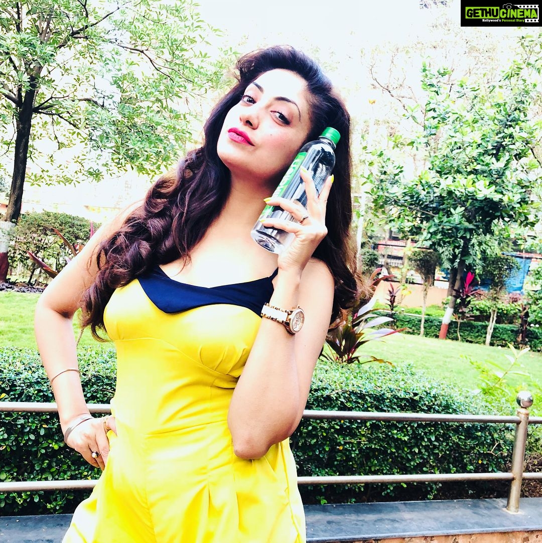 Gurleen Chopra Instagram - Keep yourself hydrated using @alkalen detox water.
