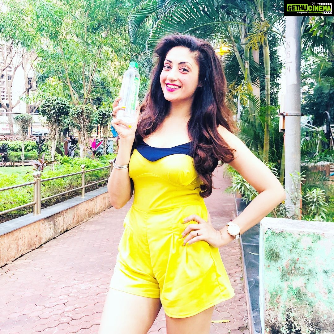Gurleen Chopra Instagram - Keep yourself hydrated using @alkalen detox water.