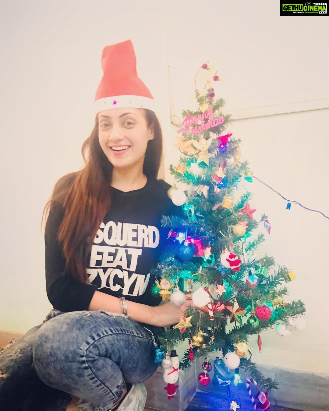 Gurleen Chopra Instagram - May dis CHRISTMAS bring you all the LOVE & LUCK in the world 🌎 MERRY CHRISTMAS 🎄 Banjarahills