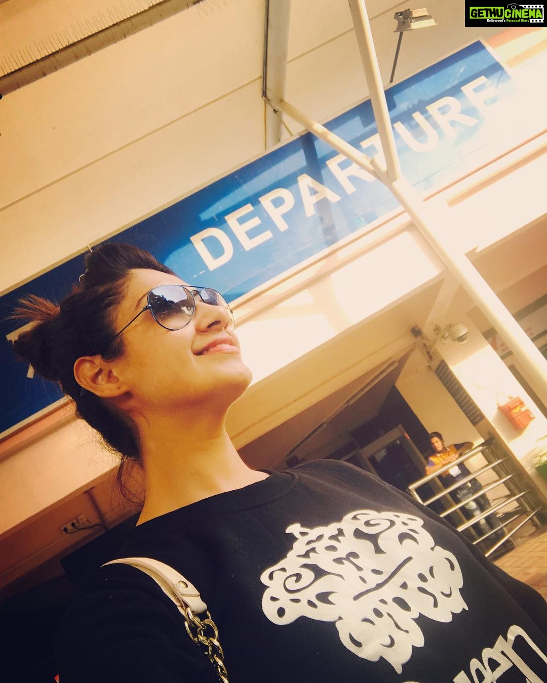 Gurleen Chopra Instagram - Awesome experience flying in a charttered plane ✈️ with GAME OVER team 13th oct Surat Airport