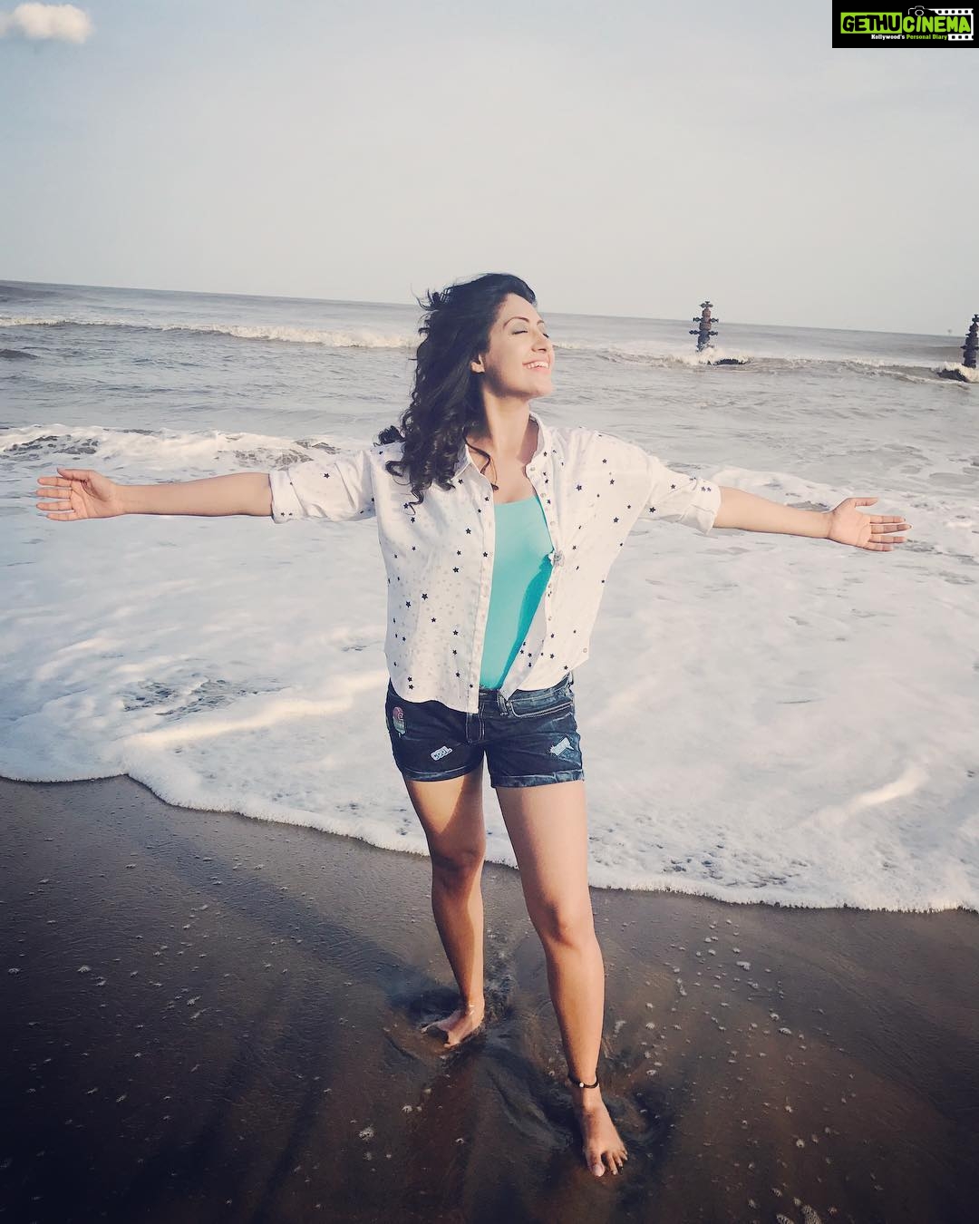 Gurleen Chopra Instagram - Sadiyon pehle tu he tha ,,, tu he sadiyon k baad hai ..... ( I am happy anywhere I can see the OCEAN ) in love with dis beach 🌊